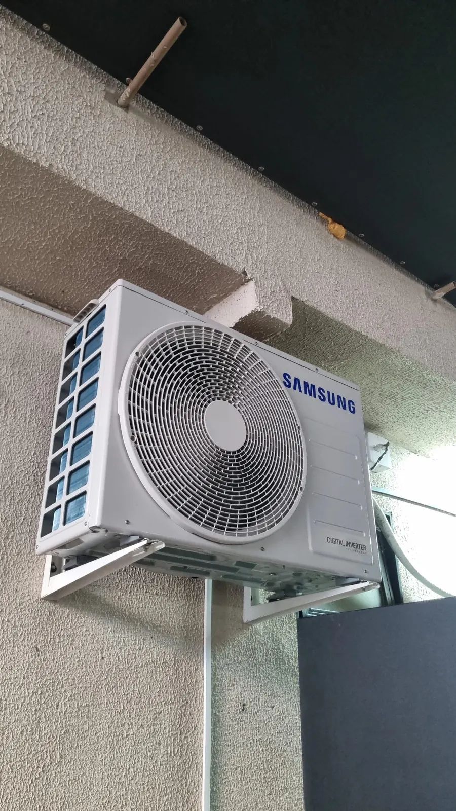 Condensadora Samsung instalada em fachada - UNITEK Goiânia