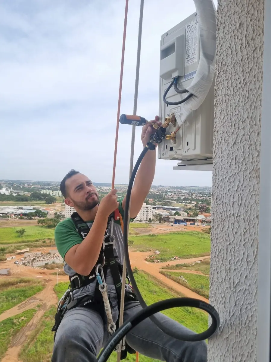 Instalação via rapel em fachada de prédio - UNITEK Refrigeração Goiânia